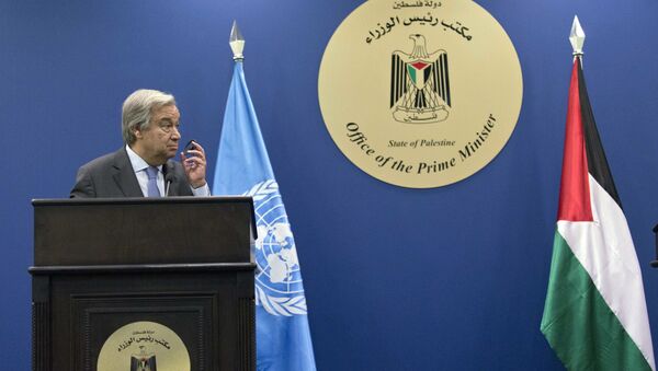 António Guterres, secretario general de la ONU, y las banderas de la ONU y Palestina - Sputnik Mundo