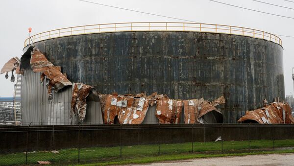 Un tanque de petróleo dañado por el huracán Harvey - Sputnik Mundo