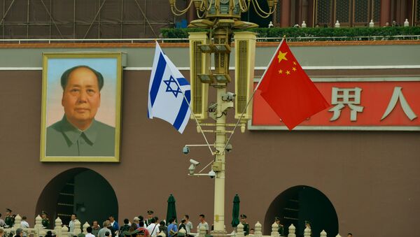 The Israeli and Chinese flags fly beside the portrait of Mao Zedong at Tiananmen Gate in Beijing (File) - Sputnik Mundo