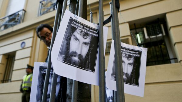 Carteles con la imagen de Santiago Maldonado, activista argentino desaparecido - Sputnik Mundo