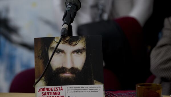 Un cartel con la imagen de Santiago Maldonado, activista argentino desaparecido (archivo) - Sputnik Mundo