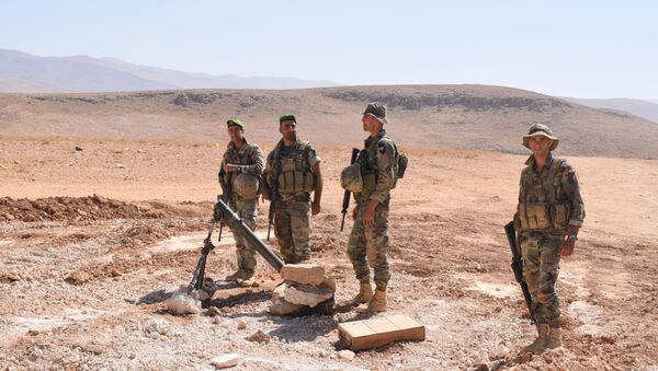 Soldados libaneses custodian la frontera con Siria, para impedir la entrada de grupos radicales - Sputnik Mundo