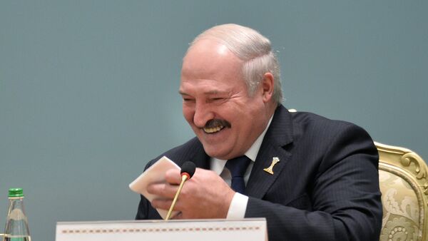 El presidente de Bielorrusia Alexandr Lukashenko, riendo - Sputnik Mundo