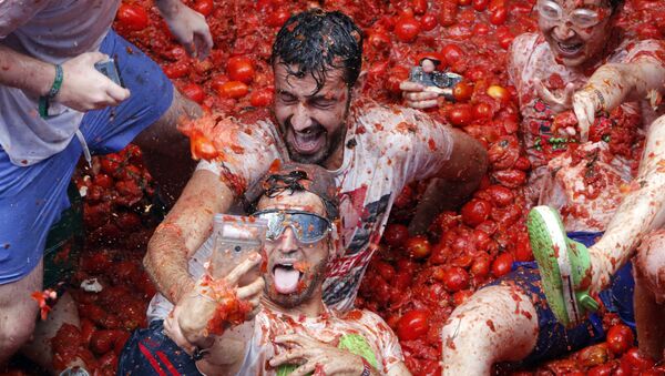 La Tomatina anual en España - Sputnik Mundo