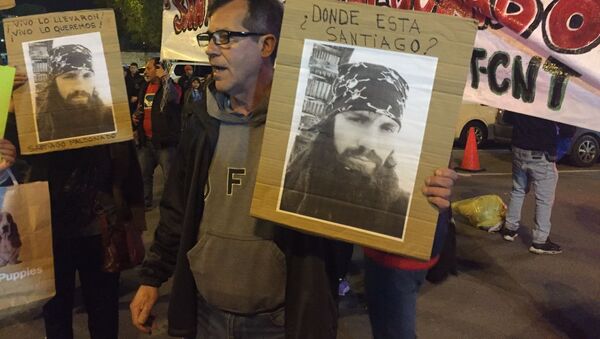 Manifestantes reclaman conocer el paradero del activista desaparecido Santiago Maldonado, en el Estadio Centenario de Montevideo. - Sputnik Mundo