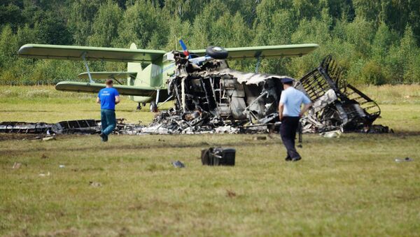 Los restos del An-2 siniestrado en las afueras de Moscú - Sputnik Mundo