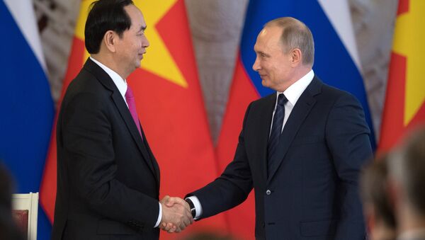 El presidente de Vietnam, Tran Dai Quang y el presidente de Rusia, Vladímir Putin - Sputnik Mundo
