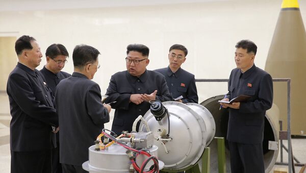 El líder norcoreano, Kim Jong-Un, inspecciona el programa de armas nucleares - Sputnik Mundo