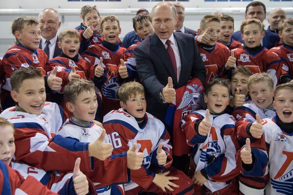Vladímir Putin, el presidente de Rusia, visita una escuela de hockey sobre hielo en la ciudad de Yaroslavl, el 1 de septiembre. - Sputnik Mundo