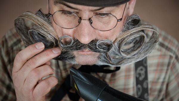 Un hombre acicala su bigote (archivo) - Sputnik Mundo
