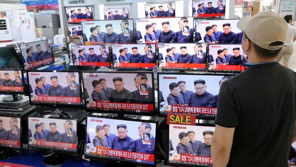 A man watches TV news report about North Korea's nuclear test at an electronic shop in Seoul, South Korea on September 3, 2017 - Sputnik Mundo