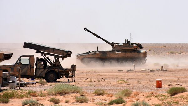 La artillería del Ejército sirio cerca de Deir Ezzor, Siria - Sputnik Mundo