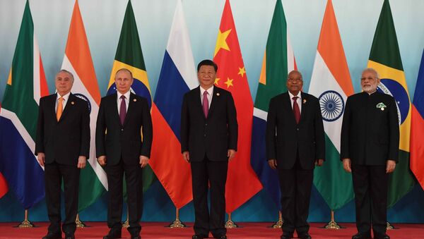 Los líderes de los países de los BRICS durante la IX cumbre del bloque, en China - Sputnik Mundo