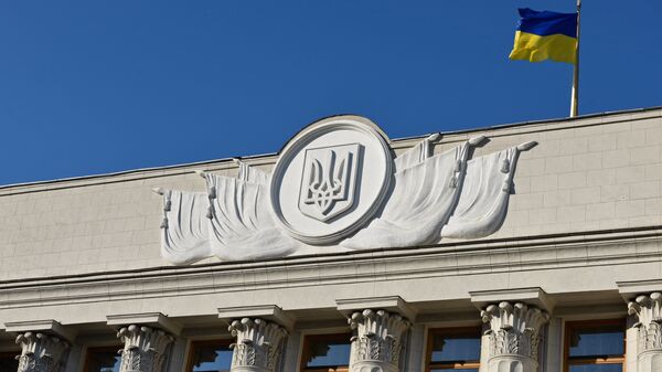 La bandera de Ucrania en el edificio de Rada Suprema en Kiev - Sputnik Mundo