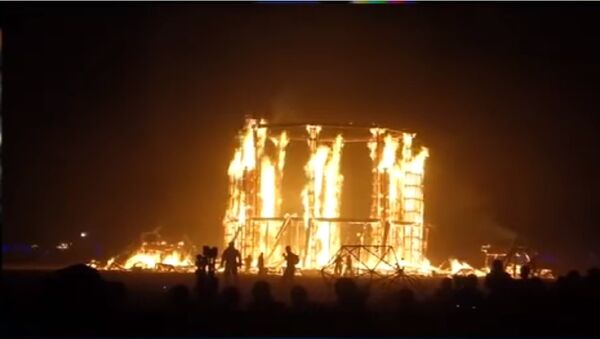 Hombre se lanza al fuego en el festival Burning Man, en Nevada (EEUU) - Sputnik Mundo