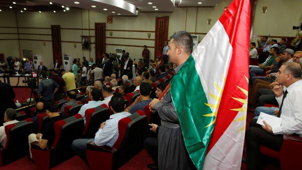 Un hombre con la bandera de Kurdistán - Sputnik Mundo