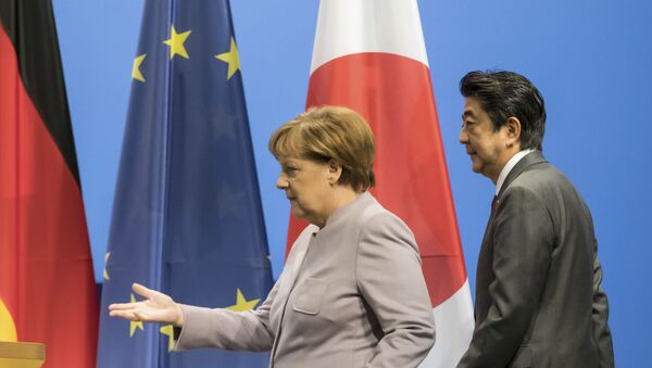 La canciller de Alemania, Angela Merkel, y el primer ministro de Japón, Shinzo Abe - Sputnik Mundo
