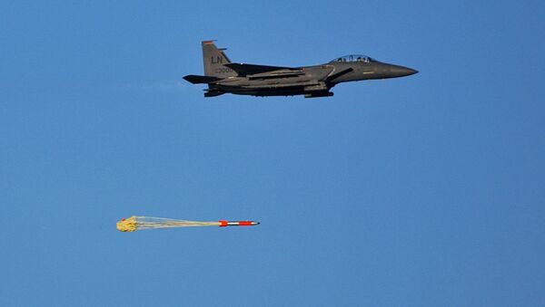 Un caza estadounidense F-15E lanza una bomba B16-4 (archivo) - Sputnik Mundo