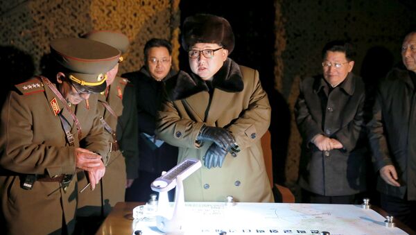 Kim Jong-un, líder de Corea del Norte en un reunión junto con militares - Sputnik Mundo