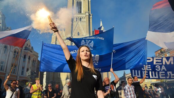 Los participantes de una manifestación a favor del candidato presidencial, Vojislav Seselj, en Serbia - Sputnik Mundo