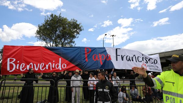Colombianos dando la bienvenida al Papa Francisco - Sputnik Mundo