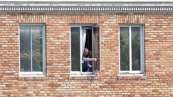 Personas desconocidas en la ventana del Consulado de Rusia en San Francisco, EEUU - Sputnik Mundo