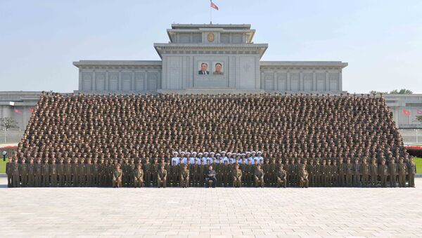 Kim Jong-un, líder de Corea del Norte, con militares jóvenes - Sputnik Mundo