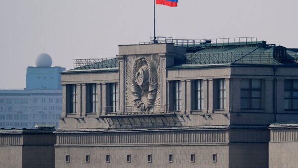 El parlamento de Rusia con la bandera del país - Sputnik Mundo