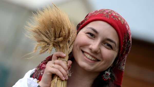 Una chica con trigo durante los festivos en la República Tatarstan, Rusia - Sputnik Mundo