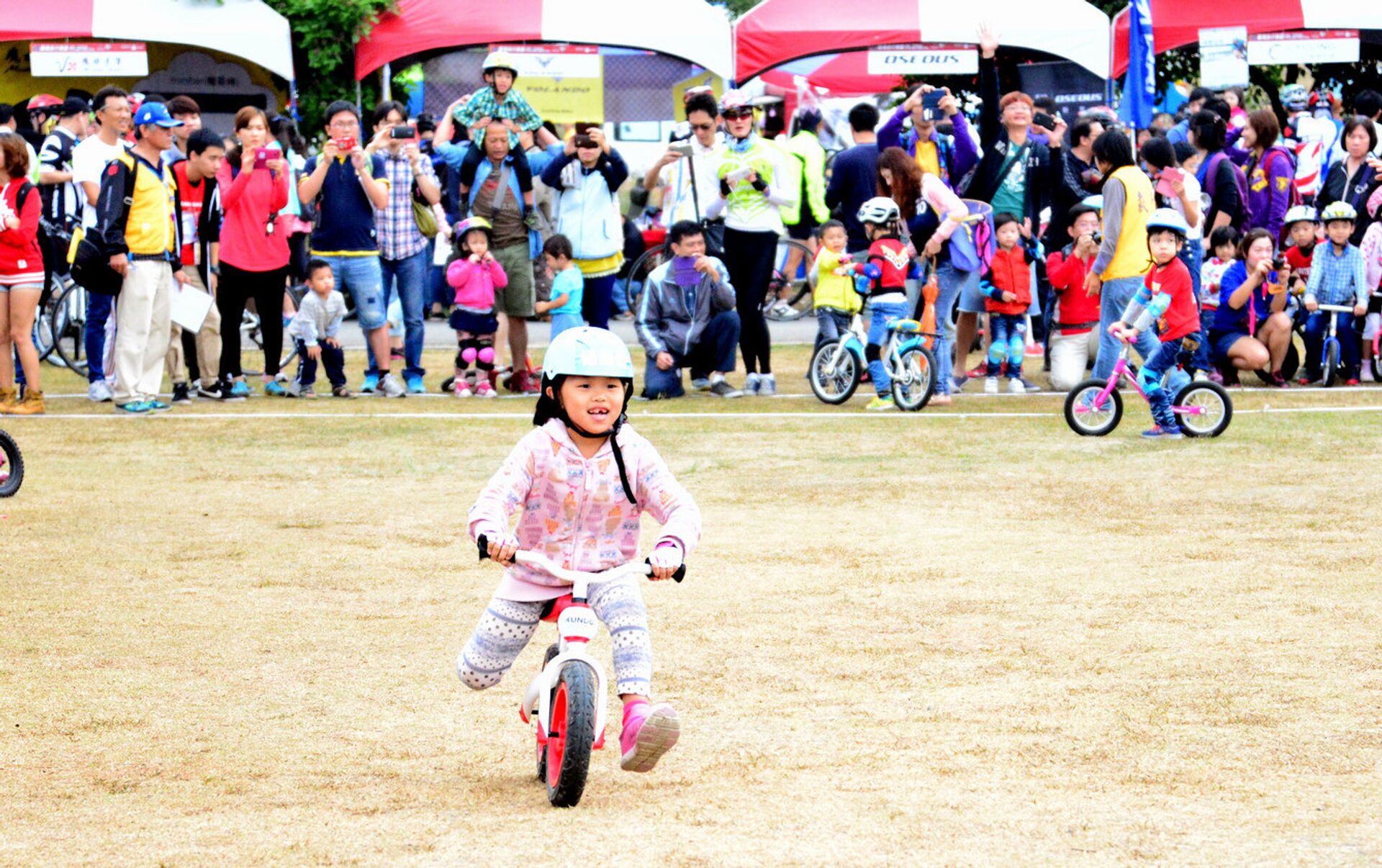 Niños de 2 años compiten en divertida carrera de bicicletas en Fort Worth