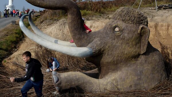 Una escultura de mamut en el Lejano Oriente  - Sputnik Mundo