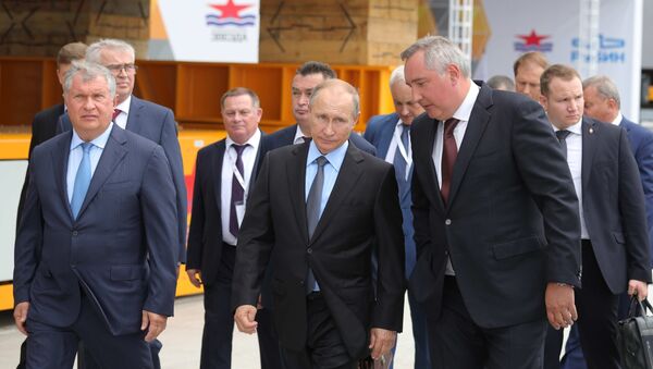 Vladímir Putin durante su visita al astillero Zvezda - Sputnik Mundo