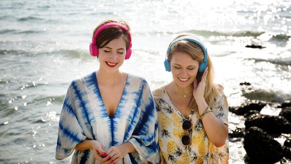 Unas chicas, escuchando música en la costa - Sputnik Mundo