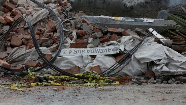 Parte de un muro destruido después de un terremoto en la Ciudad de México - Sputnik Mundo