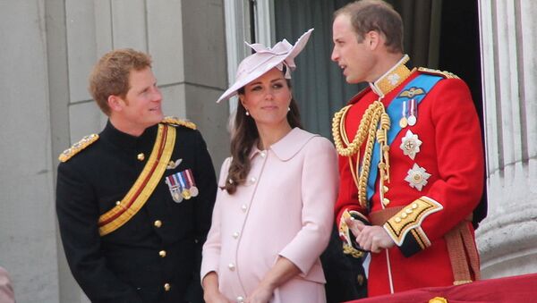 The Duke and Duchess of Cambridge, Prince George of Cambridge, and Prince Harry on the balcony of Buckingham Palace, June 2013 - Sputnik Mundo