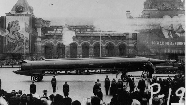 Fotografía de un agente de la CIA de un misil nuclear R-12 de alcance medio en un desfile en la Plaza Roja en Moscú - Sputnik Mundo