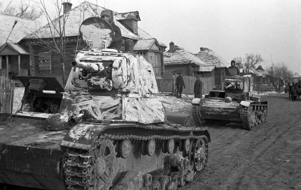 Tanques soviéticos en una aldea cerca de Moscú en octubre de 1941 Tanques soviéticos en una aldea cerca de Moscú en octubre de 1941 - Sputnik Mundo