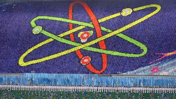 Un símbolo del átomo en un estadio en Pyongyang, Corea del Norte (archivo) - Sputnik Mundo