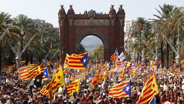 La gente celebrando el Día de Cataluña con las banderas independistas (archivo) - Sputnik Mundo