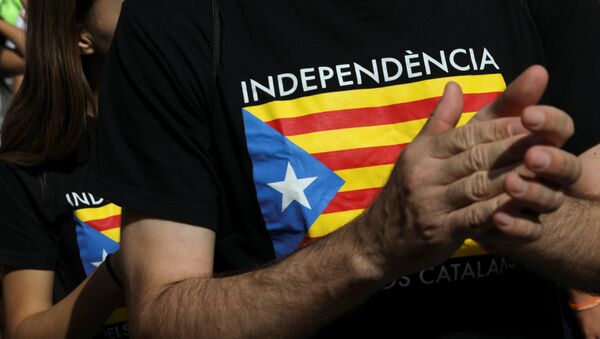Bandera de Cataluña en una camiseta - Sputnik Mundo
