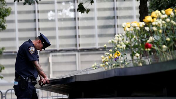 Un policía junto al Memorial conmemorativo a las víctimas del 11-S en Nueva York, EEUU - Sputnik Mundo