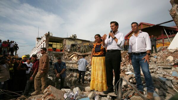 Enrique Peña Nieto, presidente de México, visitando las zonas afectadas por el terremoto - Sputnik Mundo