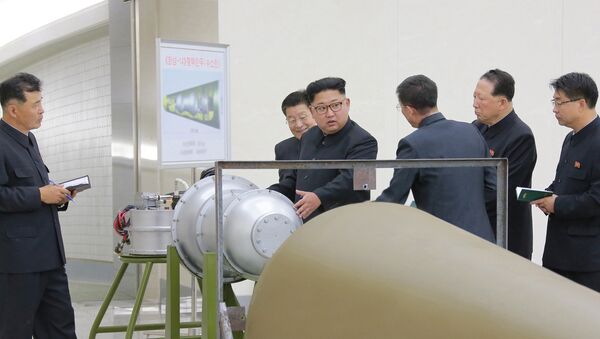 El líder norcoreano, Kim Jong-Un, inspecciona las armas nucleares norcoreanas - Sputnik Mundo