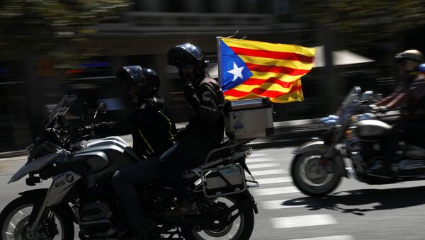 Partidarios del referéndum en Cataluña con Estelada, la bandera separatista - Sputnik Mundo