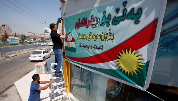 Los kurdos iraquíes ponen un cartel llamando a votar en el referéndum independista - Sputnik Mundo