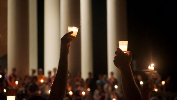 Miembros de la comunidad de Charlottesville rinden homenaje a las víctimas de las protestas en Virginia, EEUU - Sputnik Mundo