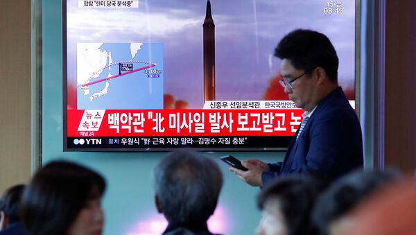 Corea del Norte lanza un misil balístico (archivo, imagen referencial) - Sputnik Mundo