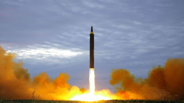 Lanzamiento de un misil por Corea del Norte (archivo) - Sputnik Mundo