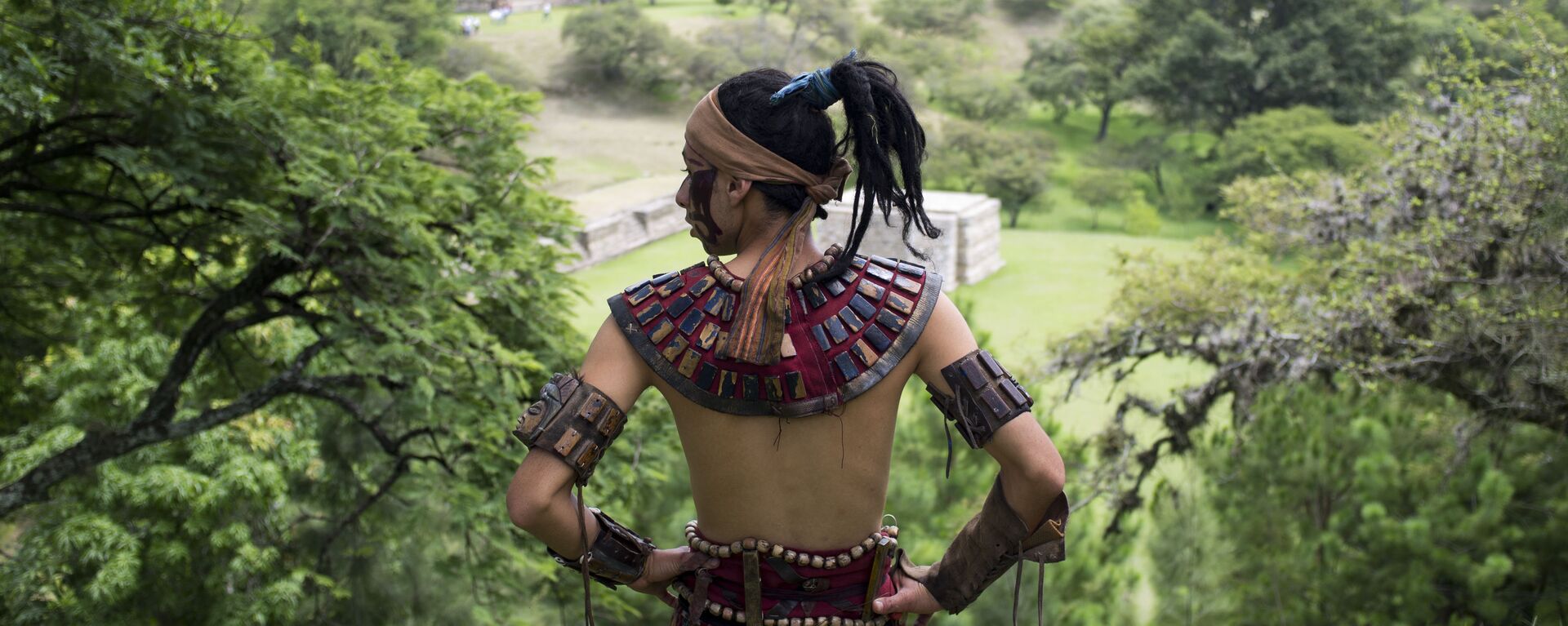 Un hombre ataviado con la vestimenta tradicional maya - Sputnik Mundo, 1920, 18.01.2021