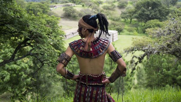 Un hombre ataviado con la vestimenta tradicional maya - Sputnik Mundo